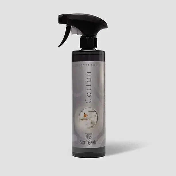 Sprühflasche Spring Air Ultra Scent mit schwarzem Sprühkopf und silbergrauer, zylindrischer Flasche mit Cotton-Aufdruck.