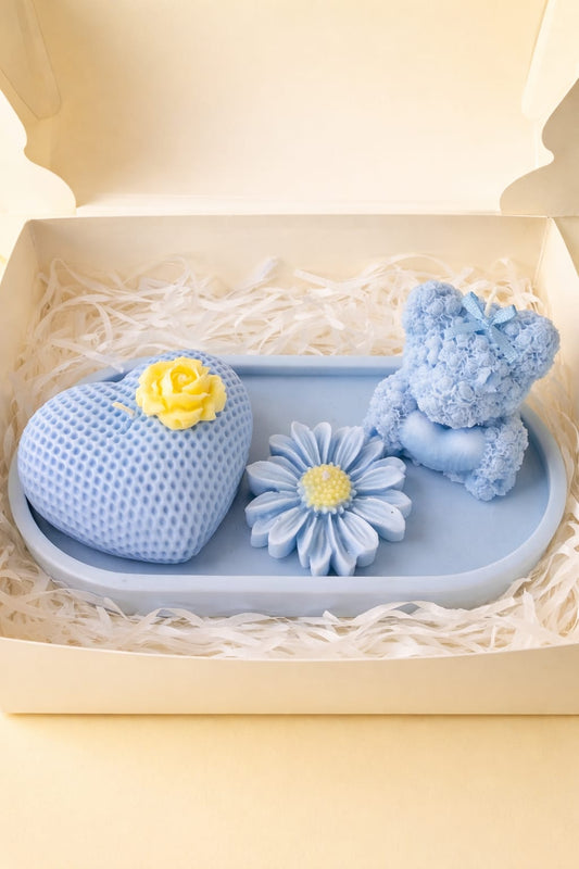Handgefertigtes Duftkerzen-Set „Blue Harmony“ – Teddybär, Herz & Tablett | SpringAir